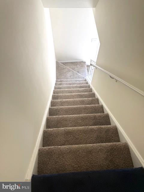 10073 Ridgeline Drive Gaithersburg, MD 20886 - Photo 11 of 26 stairwell