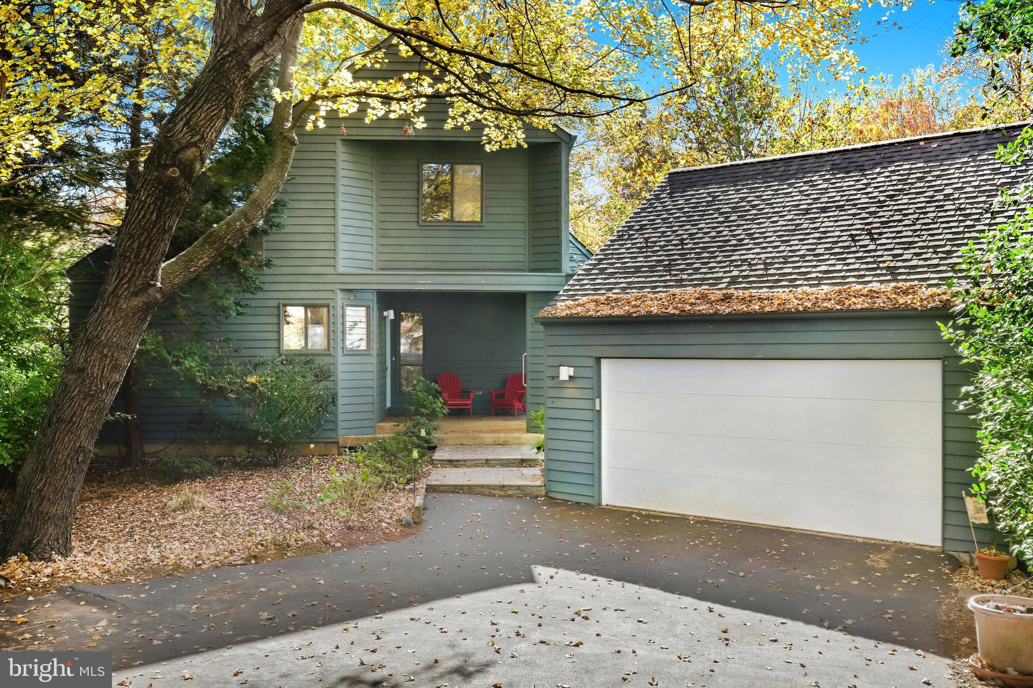 11917 Moss Point Lane Reston, VA 20194 - Photo 3 of 79 a front view of a house with garden