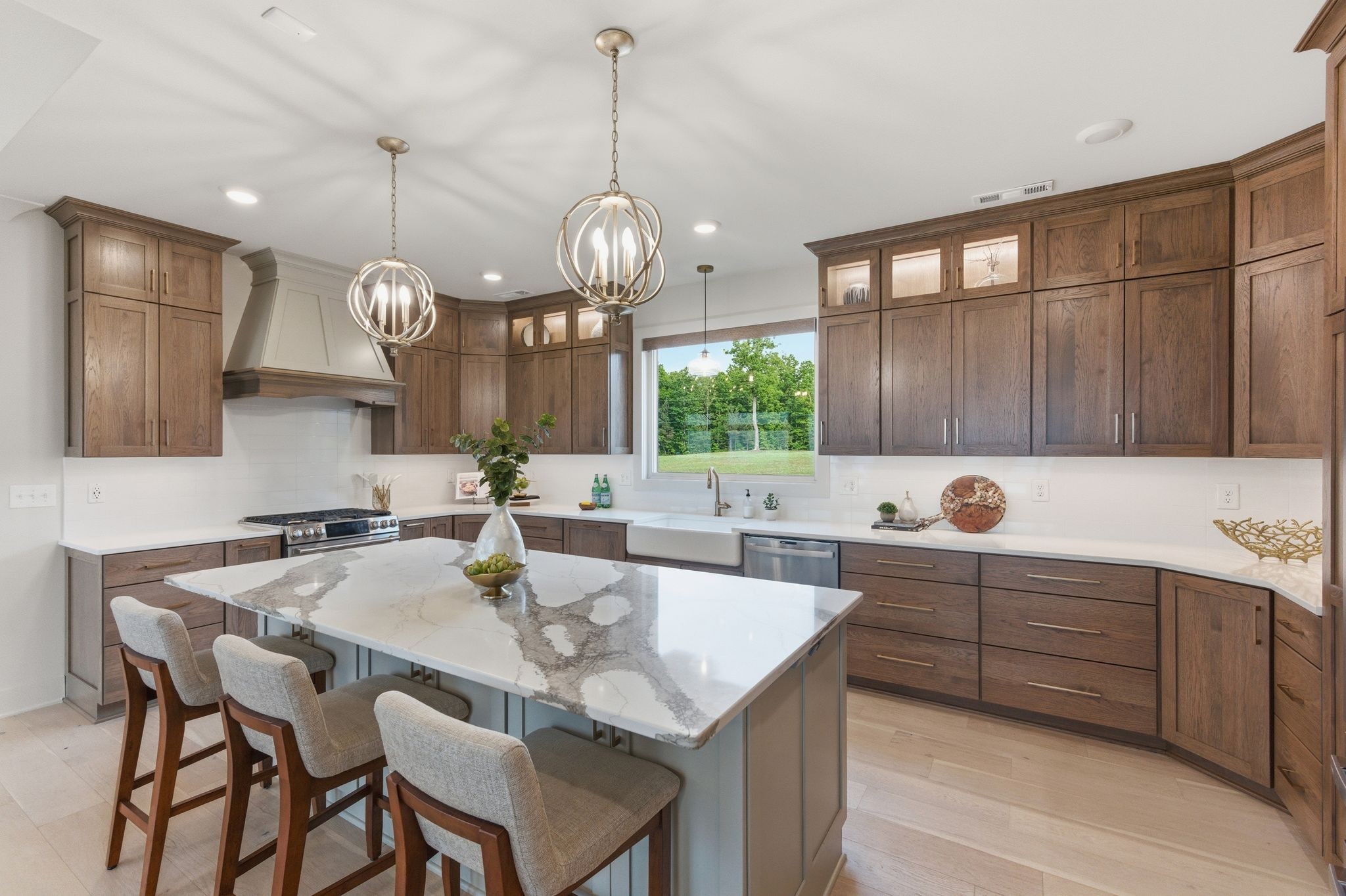 577 Box House Road Belvidere, TN 37306 - Photo 20 of 77 a kitchen with a dining table and chairs in it