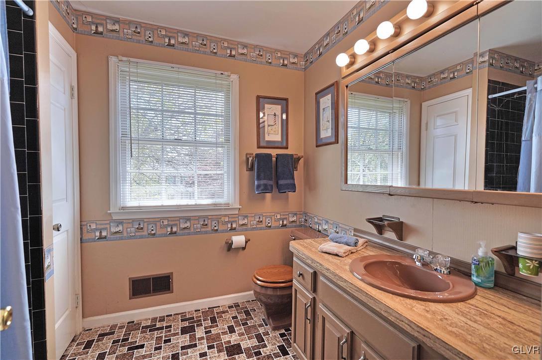 3509 Margate Road Bethlehem, PA 18020 - Photo 24 of 31 2nd floor hall bath
