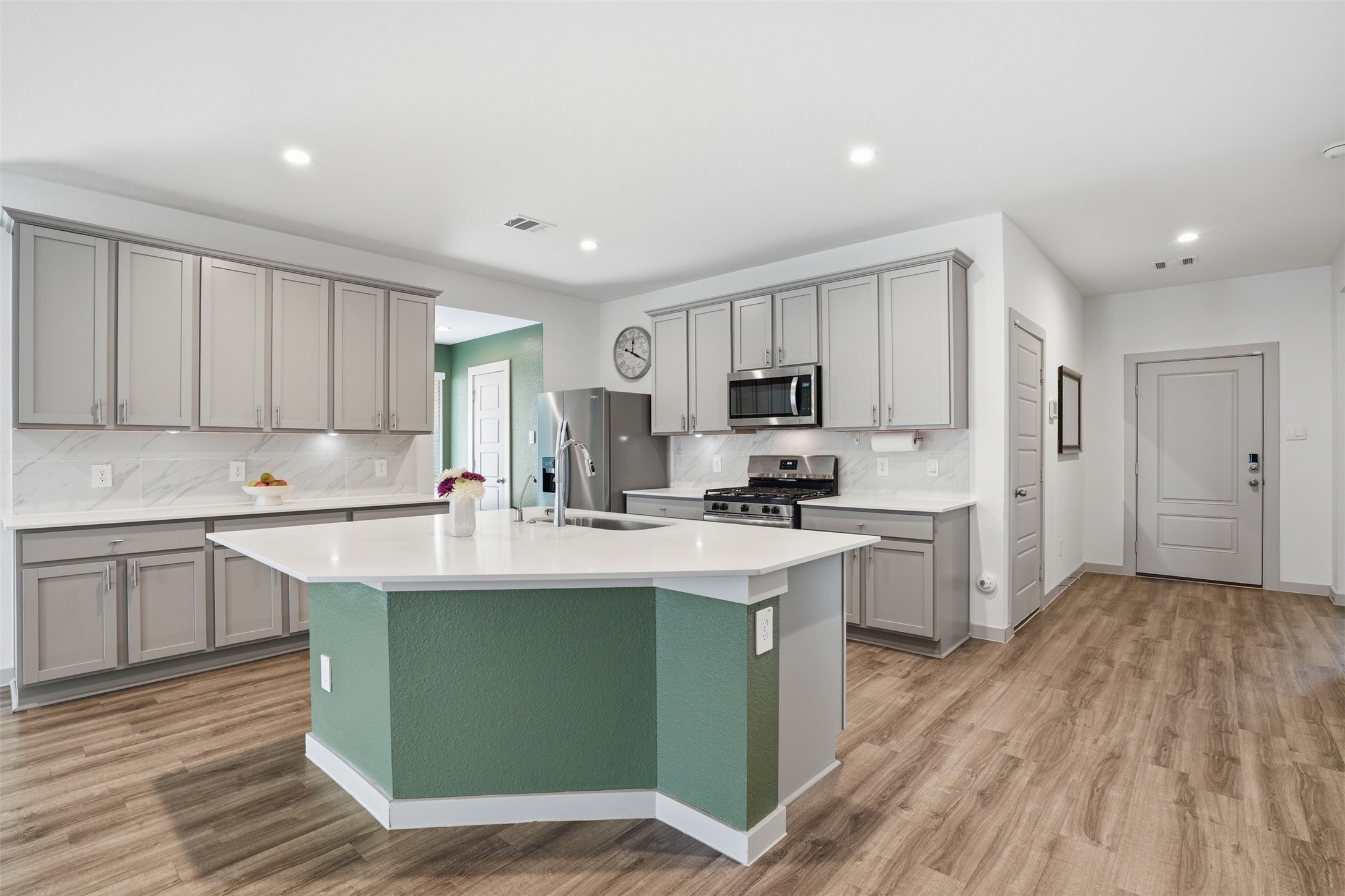 1022 Curly Angora Court Rosharon, TX 77583 - Photo 2 of 17 A modern, inviting kitchen featuring a warm, on-trend color palette and a central bar perfect for entertaining or casual dining.
