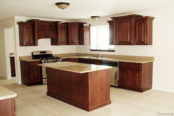 363 Mystic Valley Rochester, MI 48307 - Photo 7 of 25 Spacious kitchen
