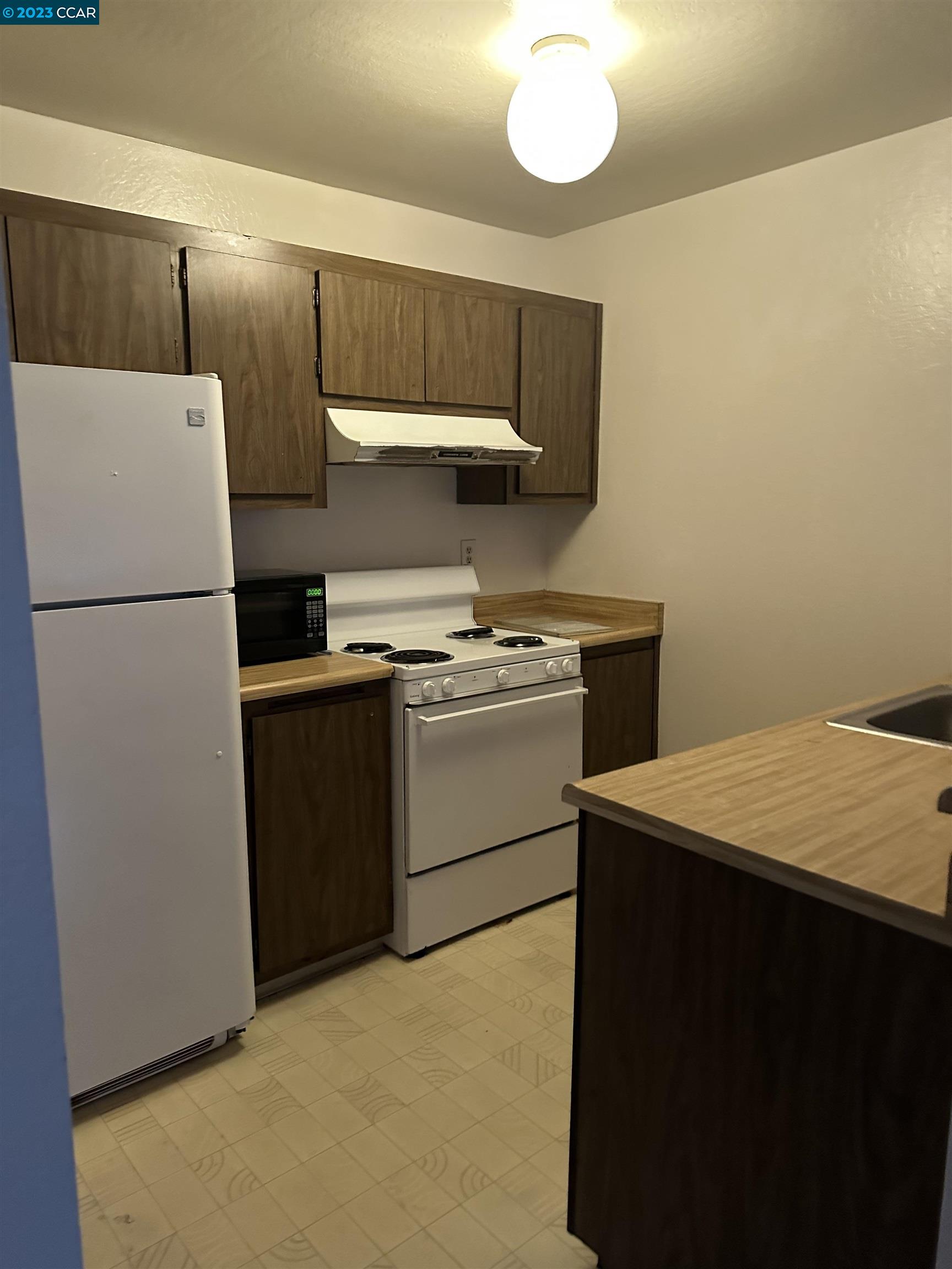5460 Concord Boulevard Concord, CA 94521 - Photo 8 of 35 a utility room with dryer and washer