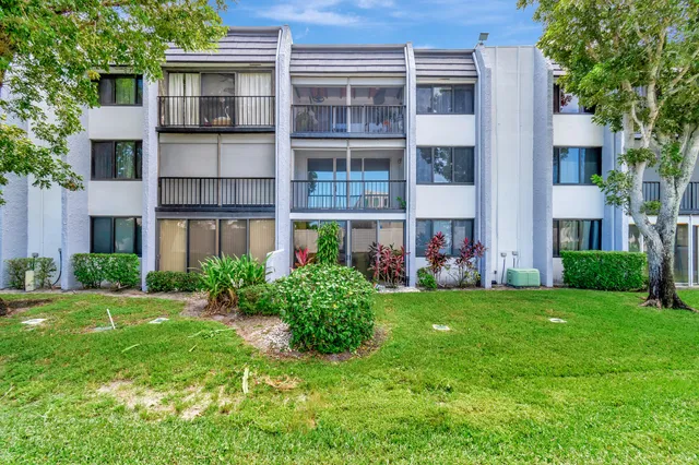 $250,000 | 4248 Deste Court, Unit 202, Lake Worth, FL 33467