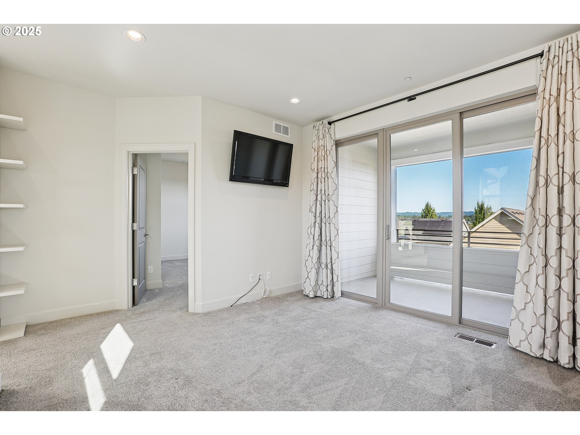 29280 Southwest Costa Circle East Wilsonville, OR 97070 - Photo 25 of 48 Family Room