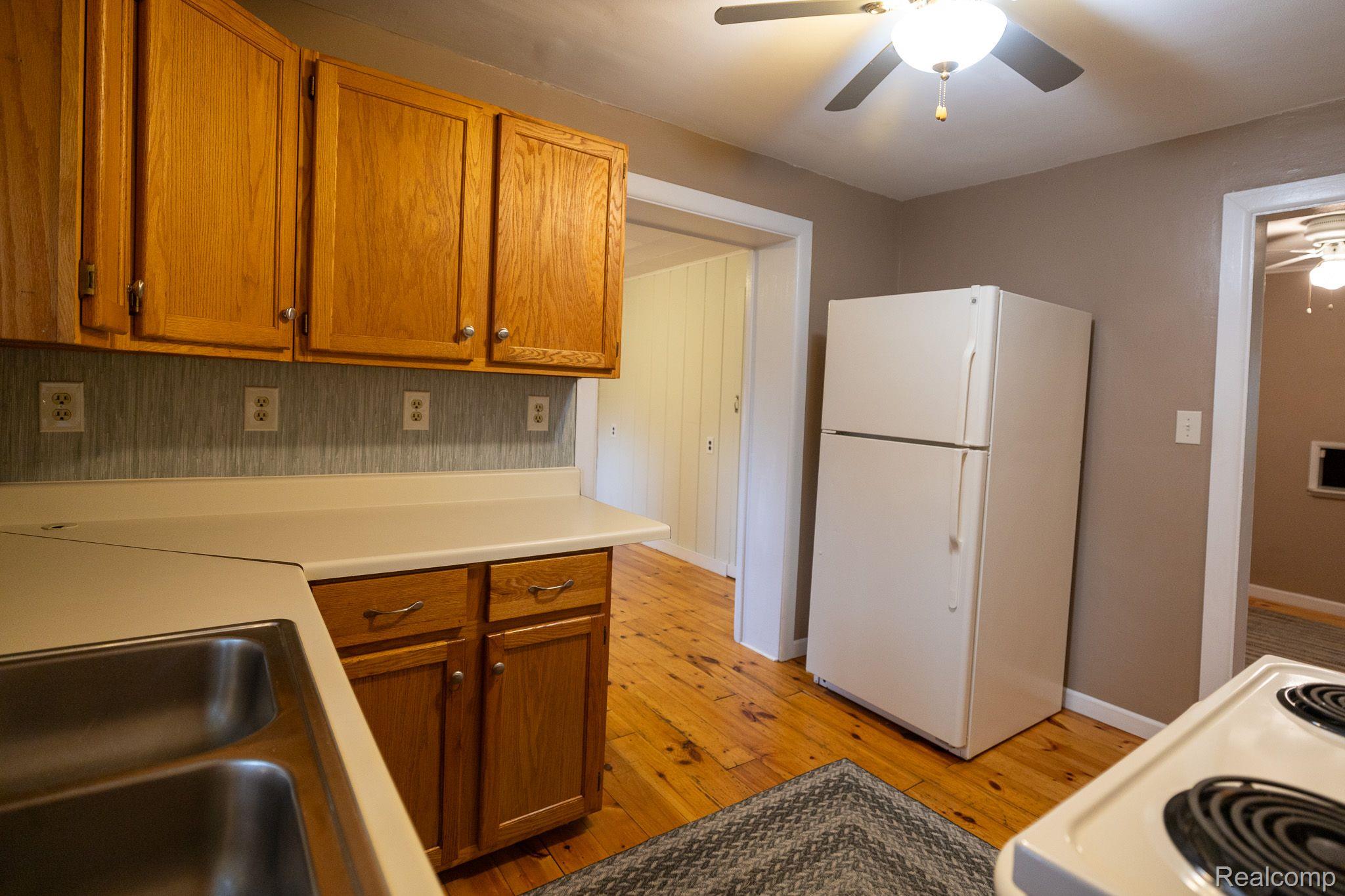 2845 Simpson Drive Rochester, MI 48309 - Photo 10 of 32 Kitchen with plenty of oak cabinetry