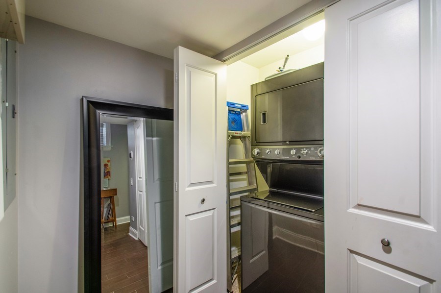 2549 North Clark Street, Unit G Chicago, IL 60614 - Photo 6 of 8 a kitchen with a refrigerator an oven