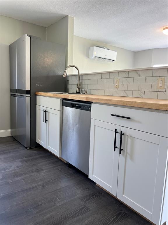 6287 Magnolia Street Keystone Heights, FL 32656 - Photo 16 of 27 a kitchen with a sink and refrigerator