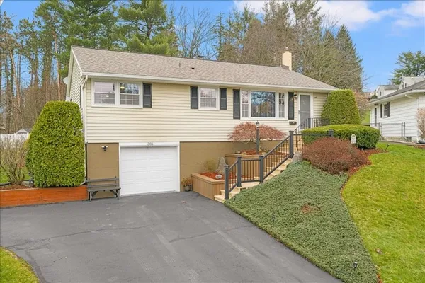 $259,900 | 306 Doyleson Avenue, Endicott, NY 13760