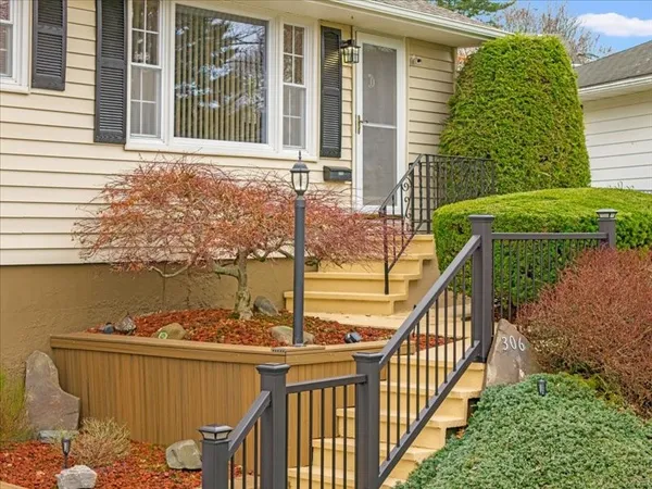 $259,900 | 306 Doyleson Avenue, Endicott, NY 13760