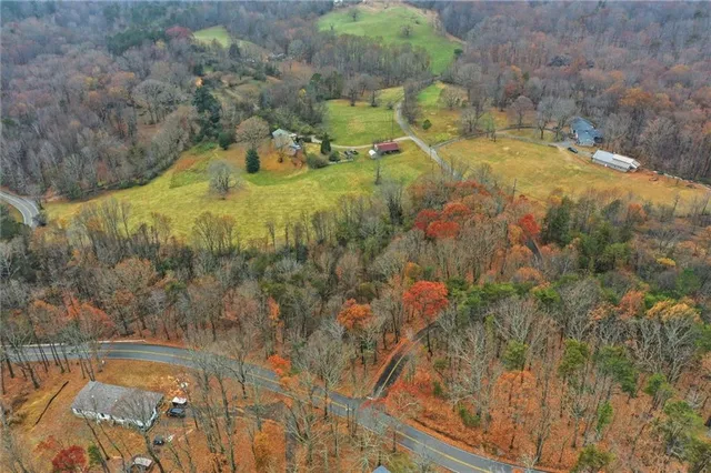 a view of residential houses with outdoor space