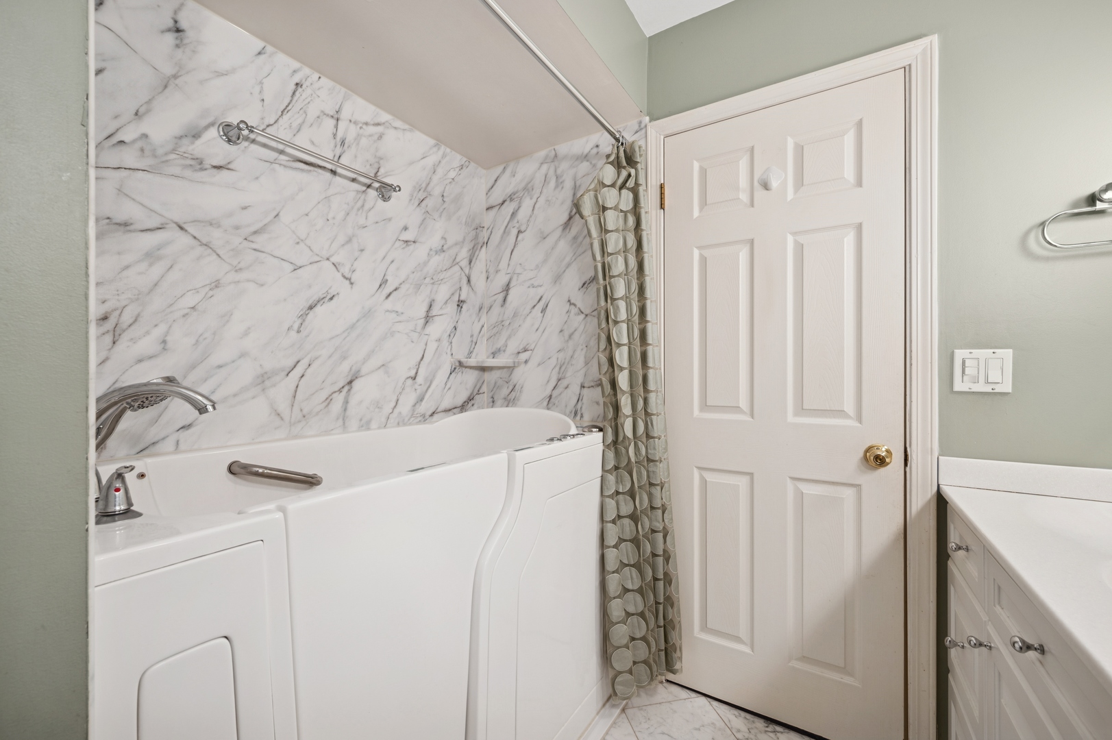 3844 Grace Lane Glenview, IL 60025 - Photo 27 of 34 a bathroom with a shower