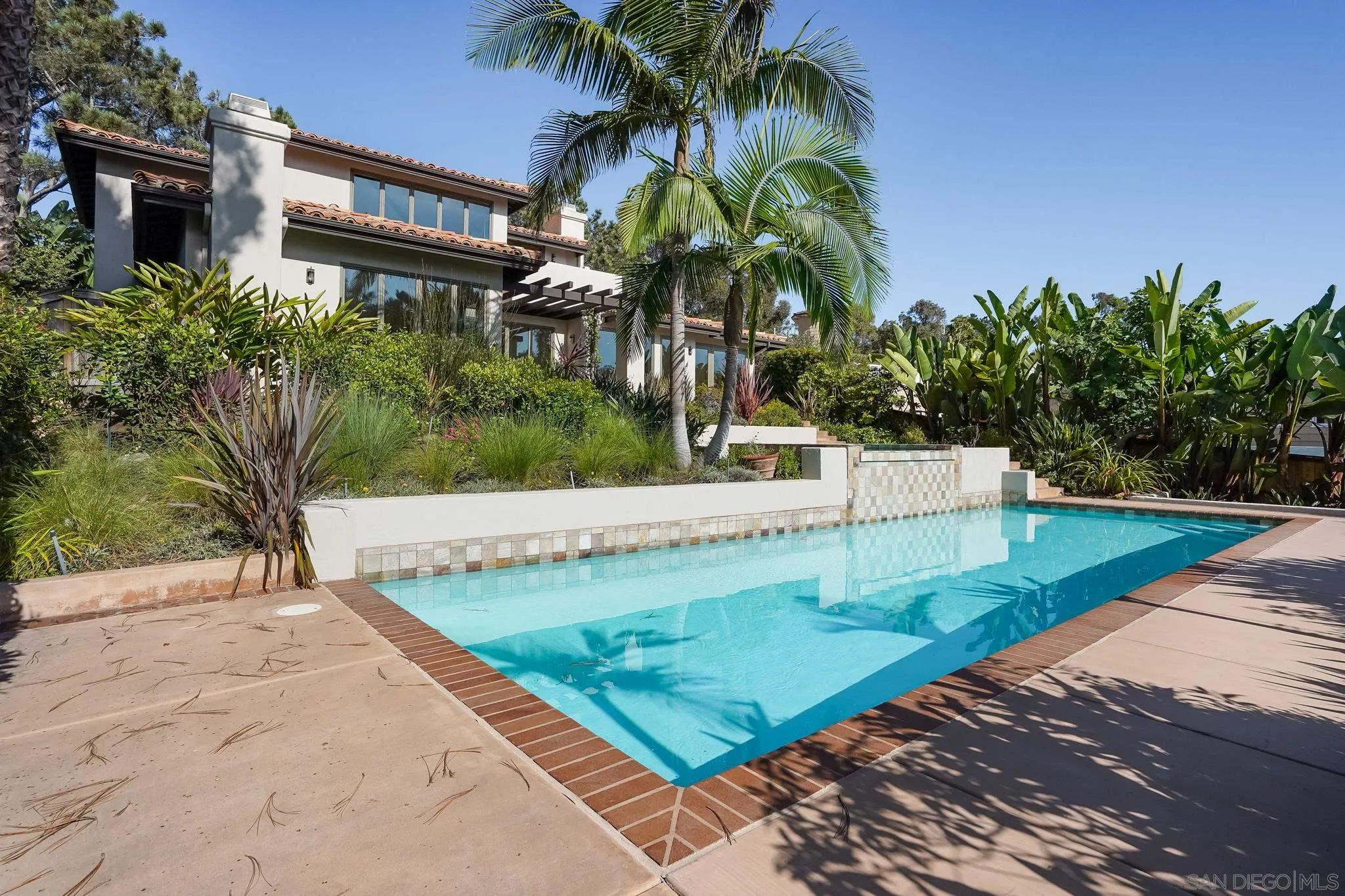 1346 Crest Road Del Mar, CA 92014 - Photo 23 of 64 a view of a backyard