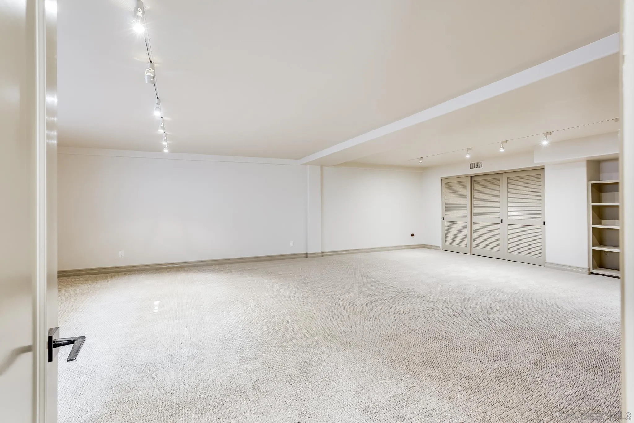1346 Crest Road Del Mar, CA 92014 - Photo 47 of 64 an empty room with a bathroom
