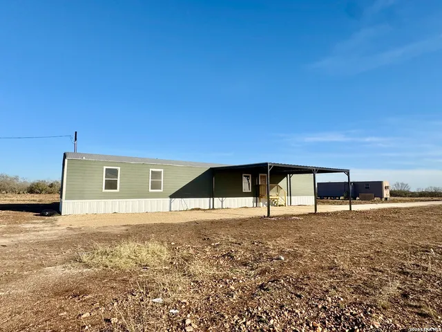 $272,000 | 2811 County Road 467, Devine, TX 78016