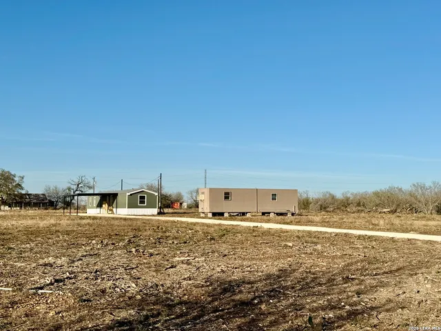 $272,000 | 2811 County Road 467, Devine, TX 78016
