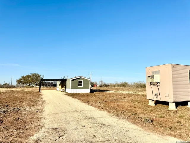 $272,000 | 2811 County Road 467, Devine, TX 78016
