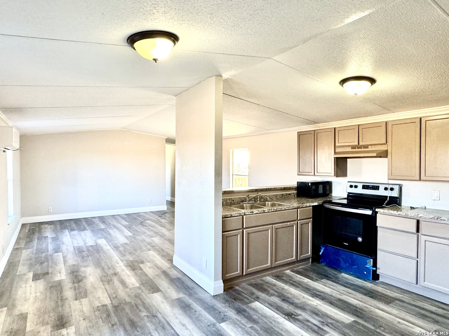 2811 County Road 467 Devine, TX 78016 - Photo 4 of 24