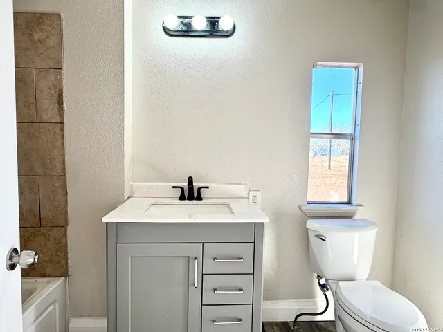 $272,000 | 2811 County Road 467, Devine, TX 78016