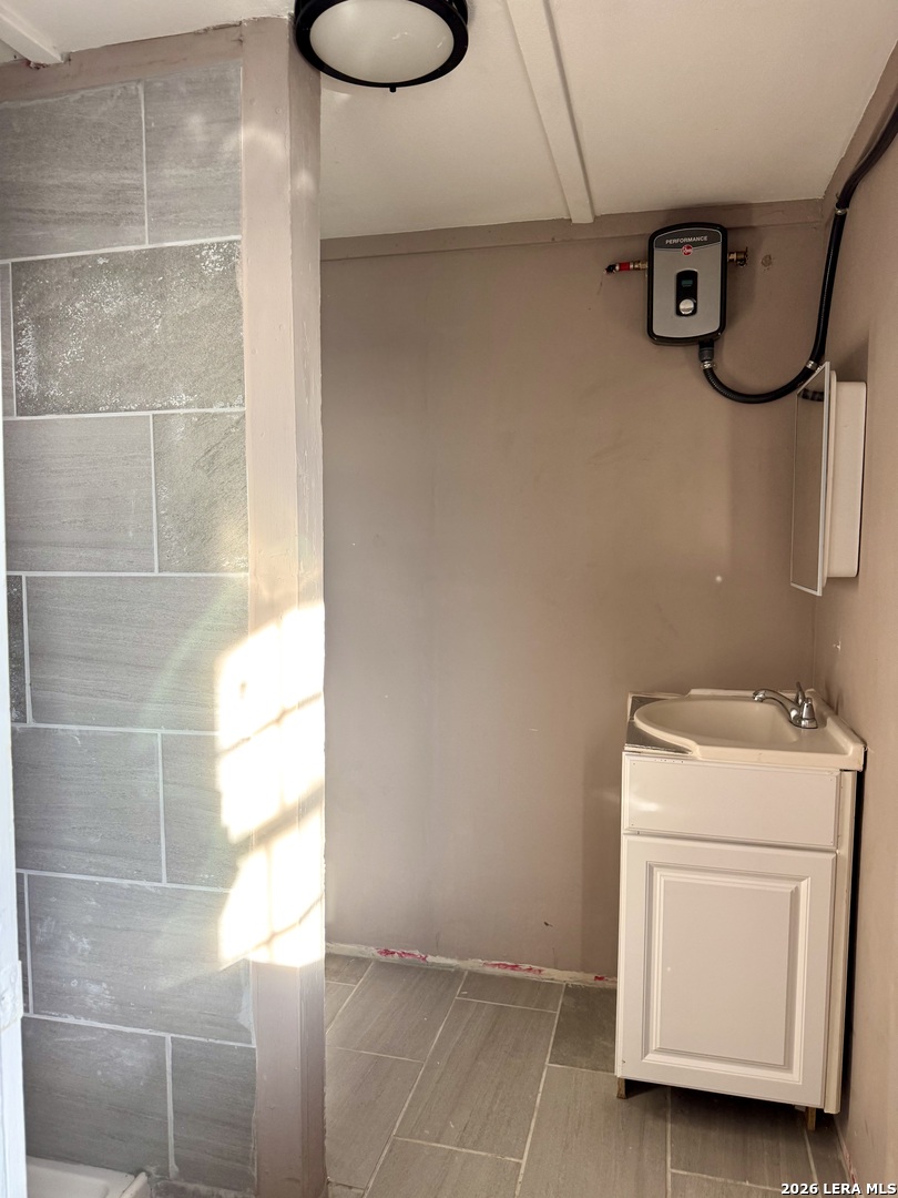 2811 County Road 467 Devine, TX 78016 - Photo 10 of 24