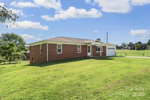 a view of a house with a backyard