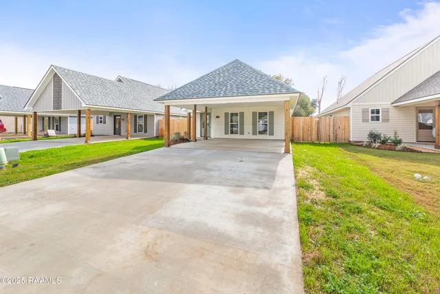$197,900 | 227 Camerons Cove Drive, Carencro, LA 70520