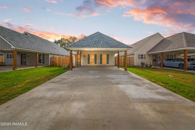 $197,900 | 227 Camerons Cove Drive, Carencro, LA 70520