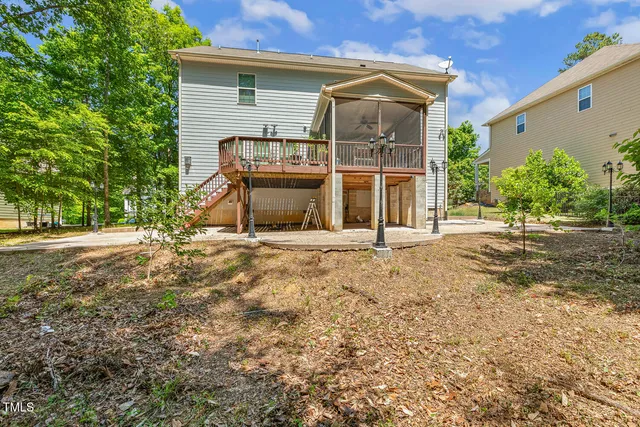 a view of a house with backyard and a tree