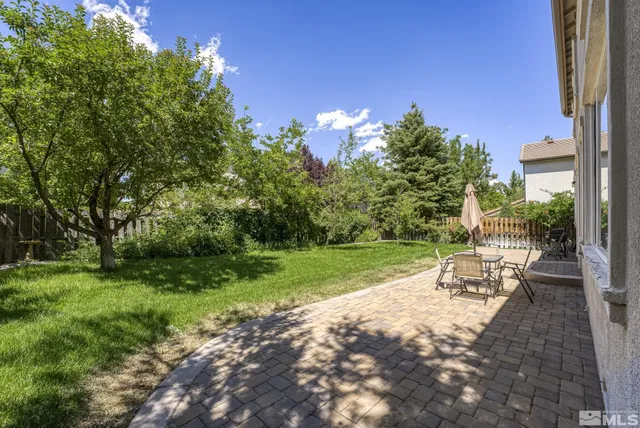 a view of a back yard