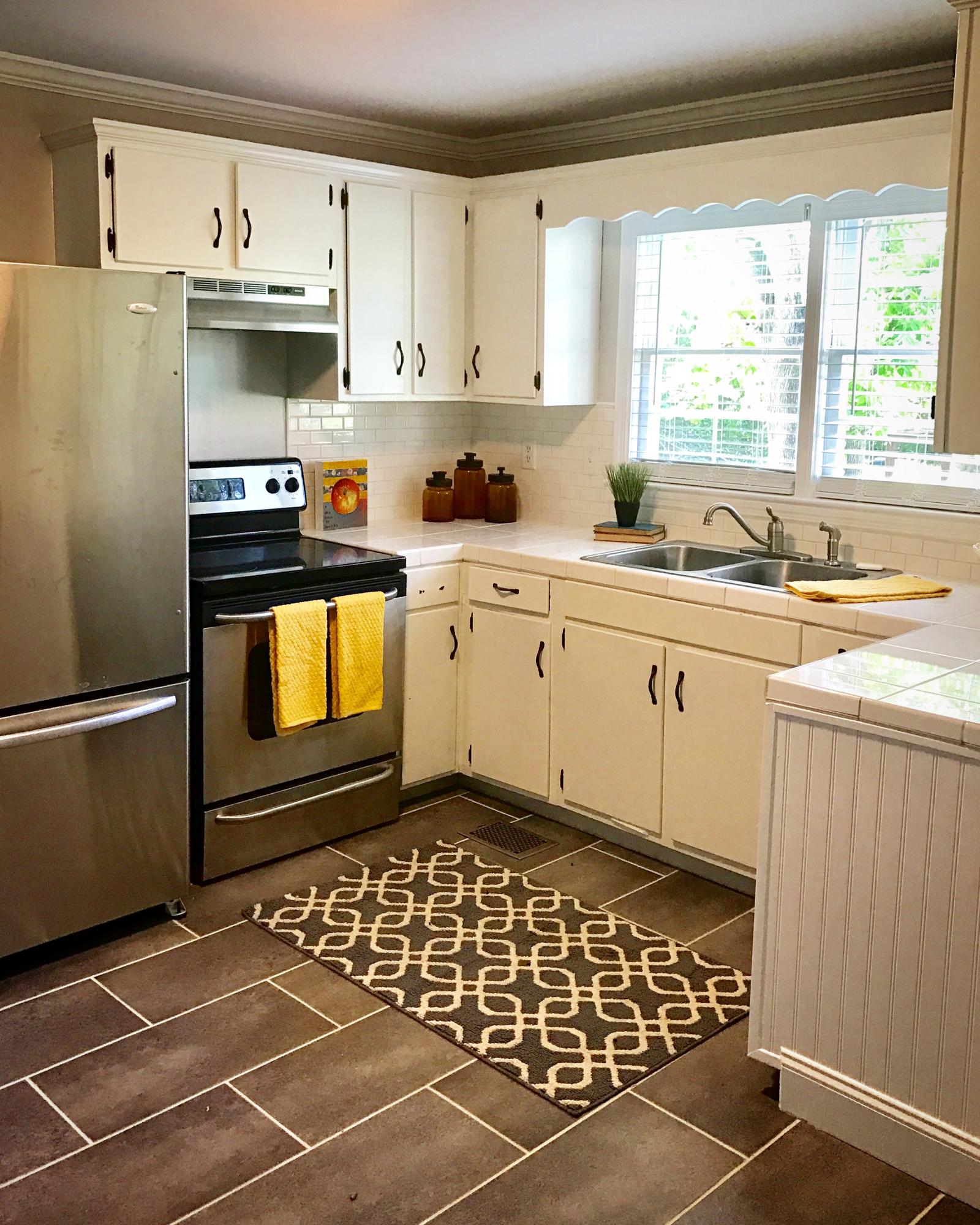 3908 Bennett Road East Ridge, TN 37412 - Photo 1 of 12 Bright Kitchen