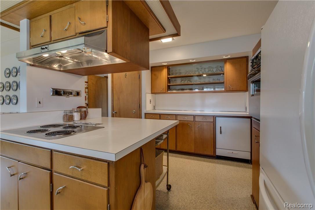 18350 Riverside Drive Franklin, MI 48025 - Photo 17 of 53 Butler's Pantry