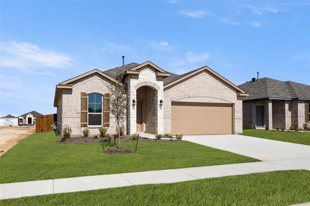 $324,900 | 1904 Cheyenne Drive, Cleburne, TX 76033