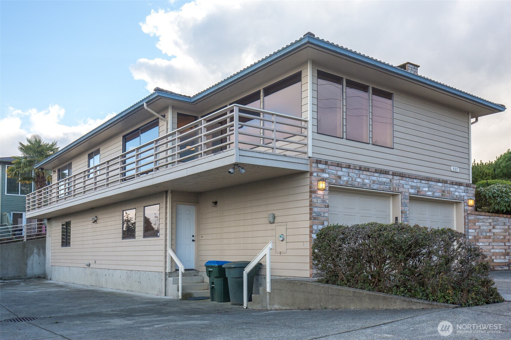 527 South Liberty Street Port Angeles, WA 98362 - Photo 38 of 40 a front view of a house with garage