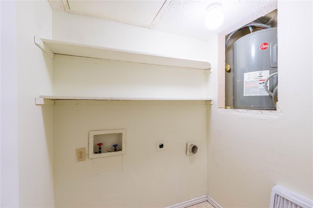 5840 Spring Valley Road, Unit 212 Dallas, TX 75254 - Photo 19 of 32 a bathroom with a sink and mirror