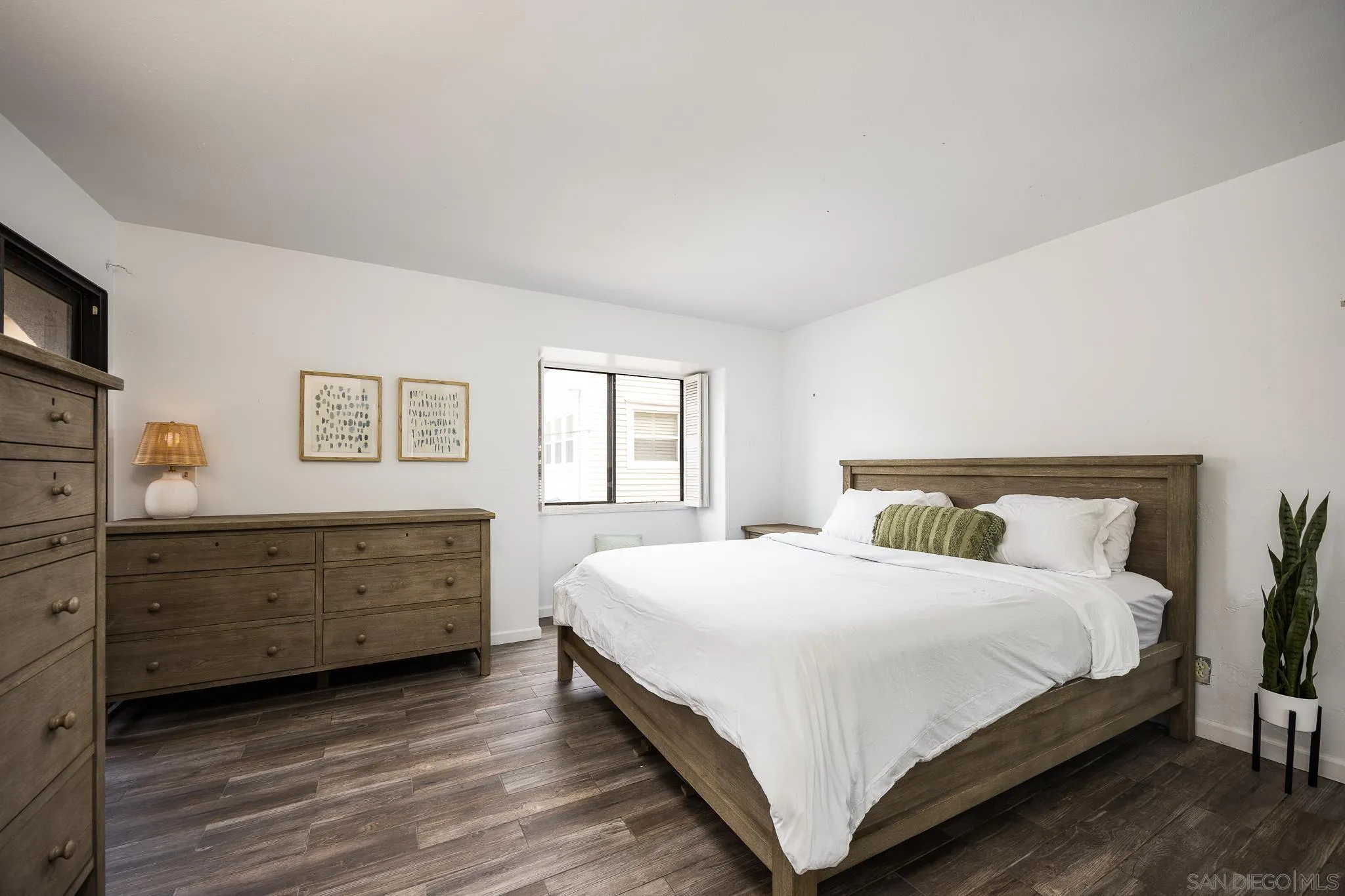 3568 Front Street, Unit D San Diego, CA 92103 - Photo 11 of 24 a bedroom with a bed and a dresser