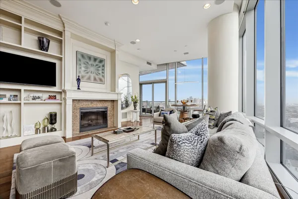 $1,040,000 | 2727 Kirby Drive, Unit 16C, Houston, TX 77098