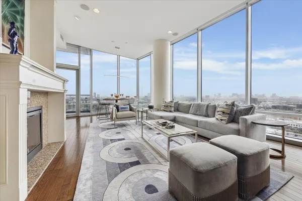 $1,040,000 | 2727 Kirby Drive, Unit 16C, Houston, TX 77098