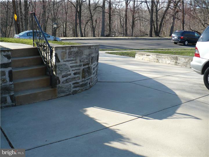 3207 Rhawn Street Philadelphia, PA 19136 - Photo 5 of 18 Driveway