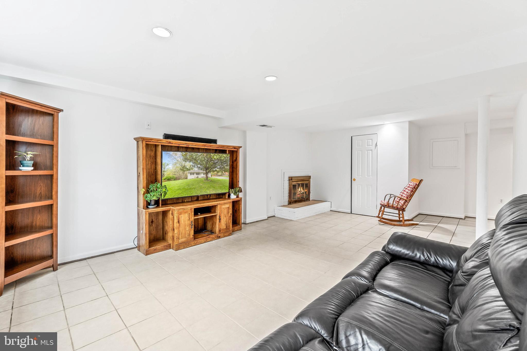 5225 Heming Avenue Springfield, VA 22151 - Photo 16 of 36 Family Room