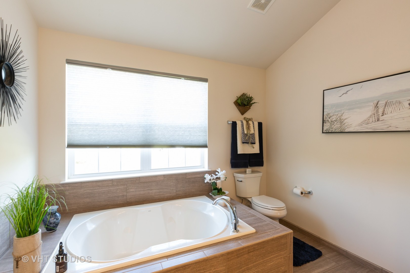 1175 Falcon Ridge Drive, Unit 1175 Elgin, IL 60124 - Photo 15 of 17 a bathroom with a tub and potted plant