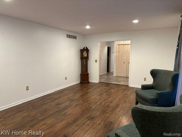 26528 Farmington Road Farmington Hills, MI 48334 - Photo 5 of 28 Gallery Image 5
