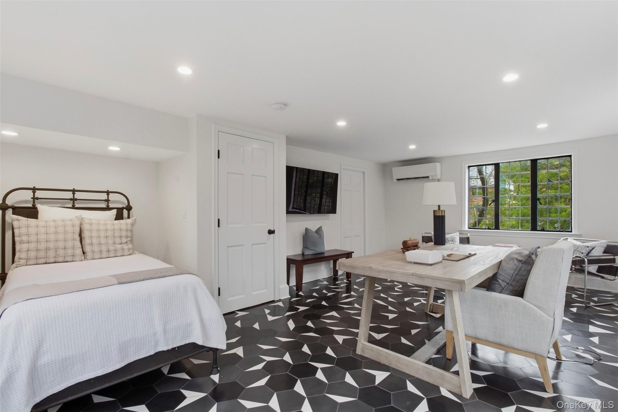 9 Rye Road Rye, NY 10580 - Photo 20 of 50 Bedroom 5. First floor bedroom with en-suite bath. Used as a flexible bedroom/office space.