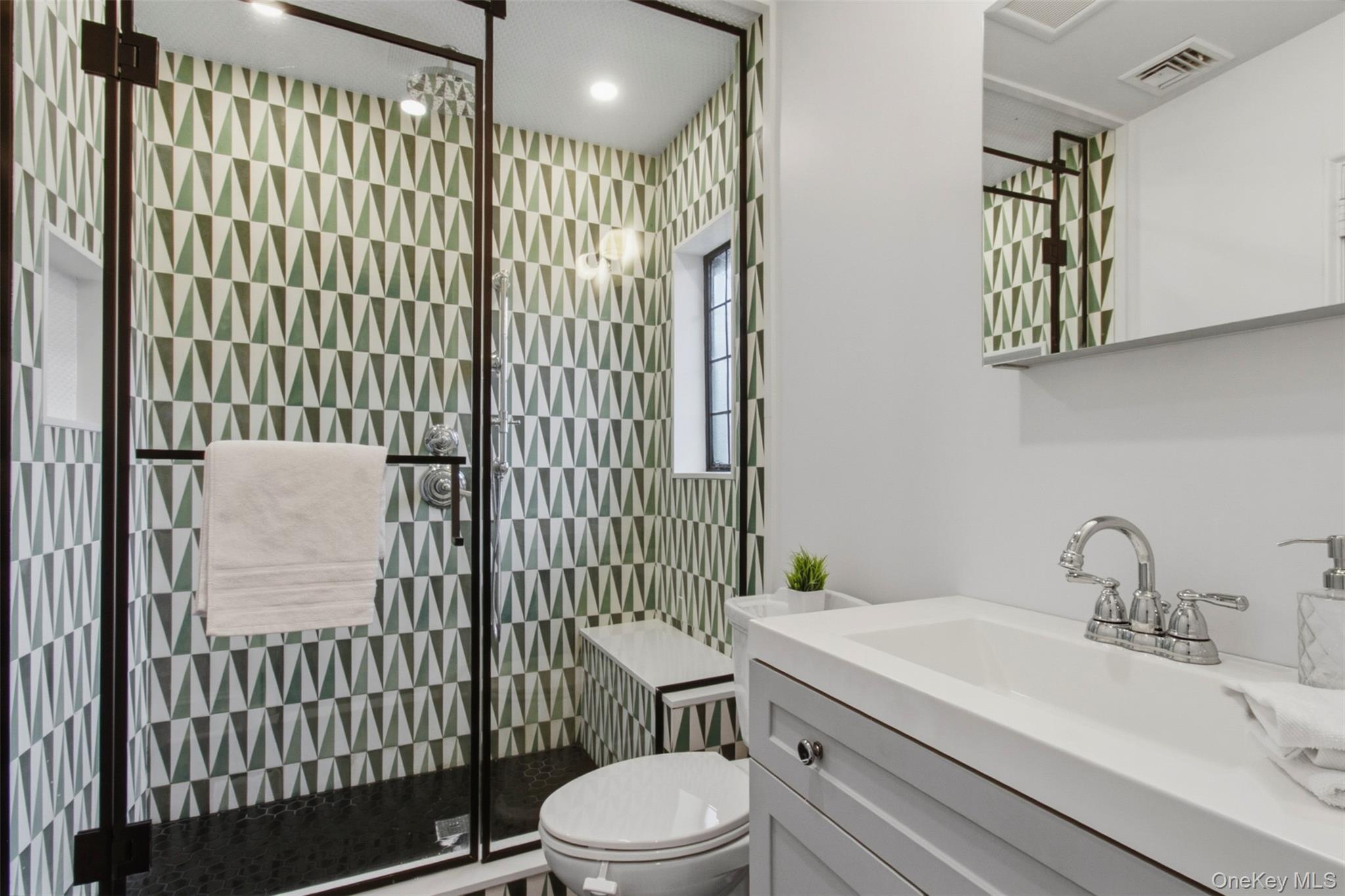9 Rye Road Rye, NY 10580 - Photo 29 of 50 Jack & Jill bath, shared by bedroom 2 and 3.
