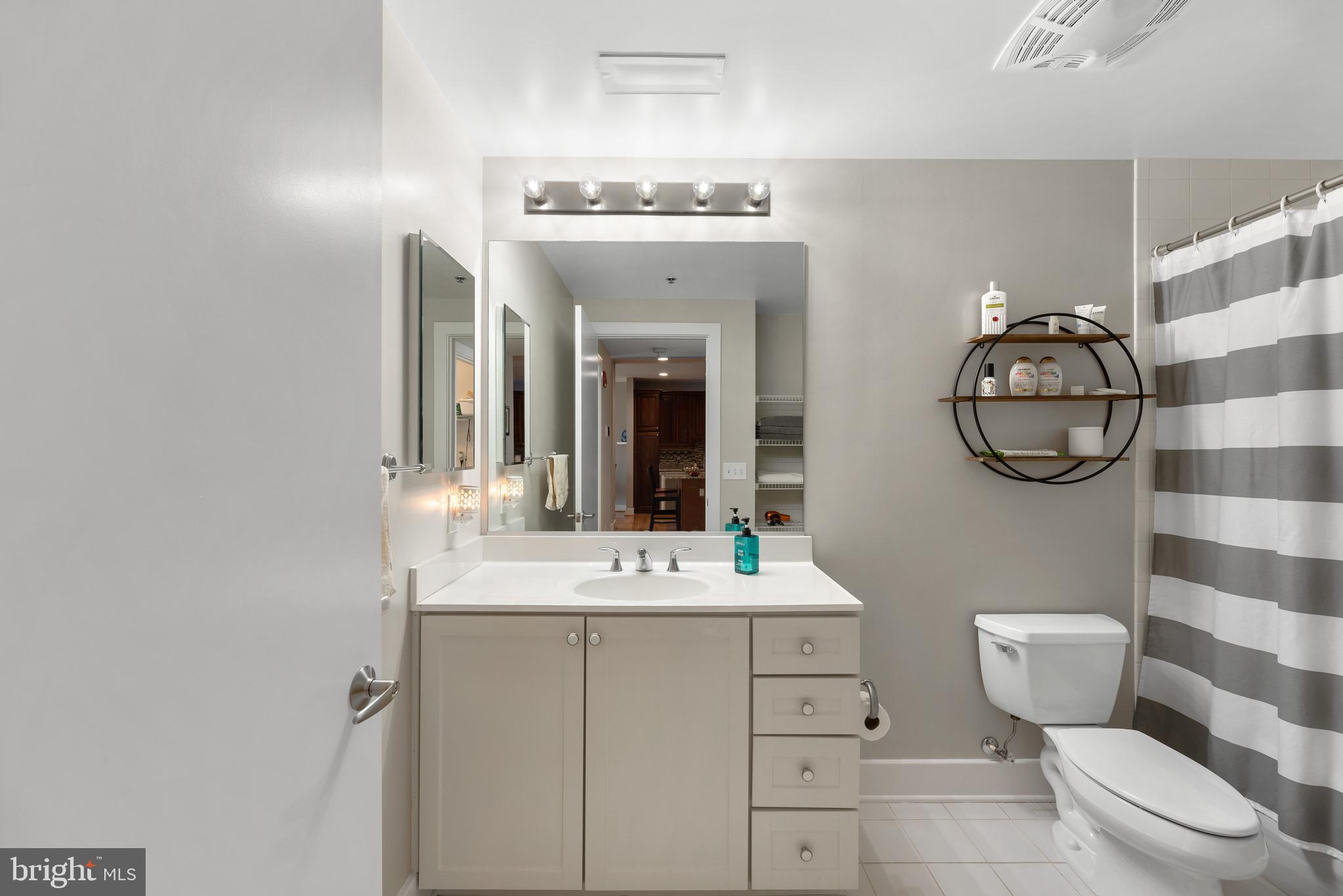 2772 Lighthouse Point East, Unit 313 Baltimore, MD 21224 - Photo 27 of 35 Full Bath