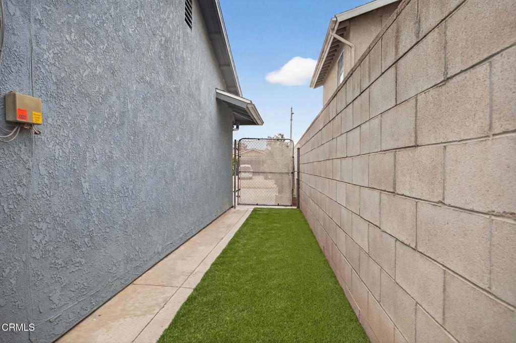 1501 Morris Street Oxnard, CA 93030 - Photo 24 of 34 a backyard of a house with lots of green space