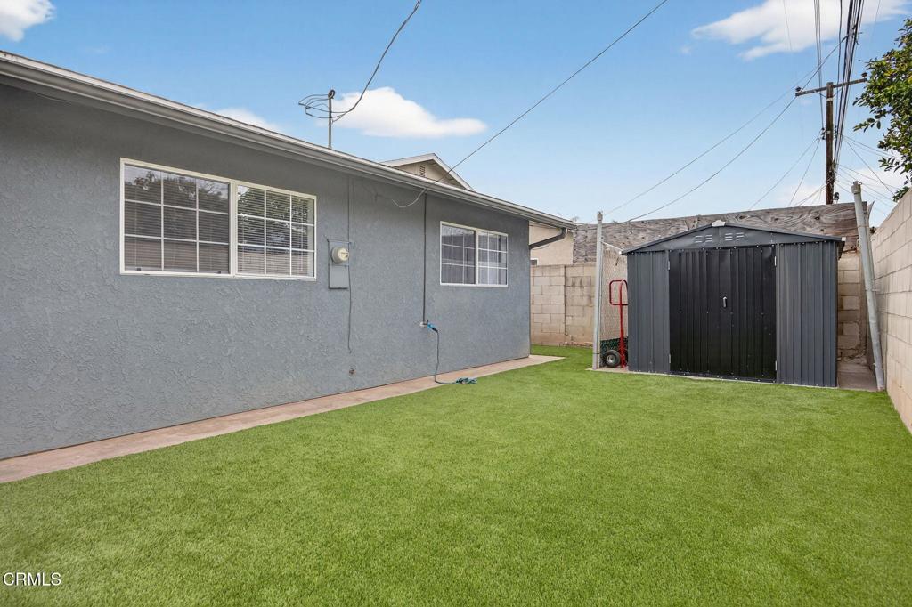 1501 Morris Street Oxnard, CA 93030 - Photo 28 of 34 a backyard of a house