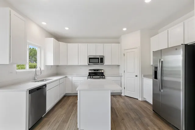 $469,990 | 32018 Savannah Drive, Lakemoor, IL 60051