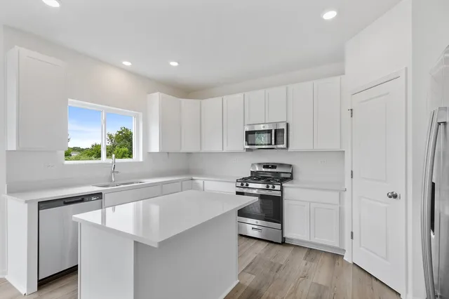 $469,990 | 32018 Savannah Drive, Lakemoor, IL 60051