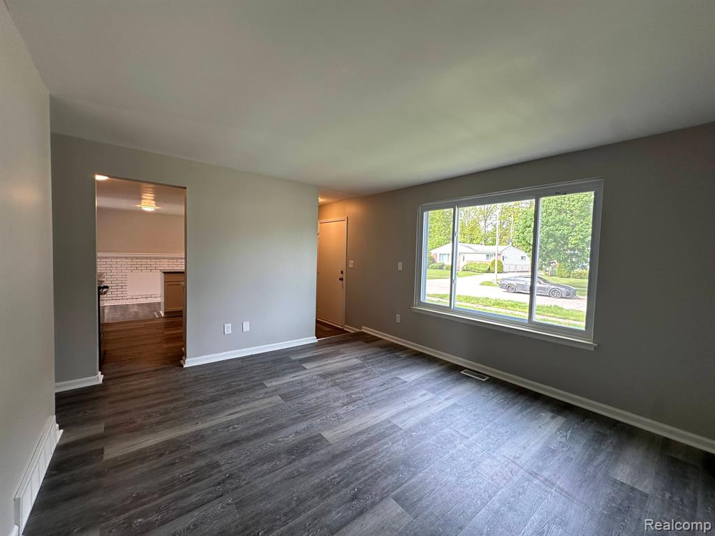 15709 Colbert Street Romulus, MI 48174 - Photo 4 of 28