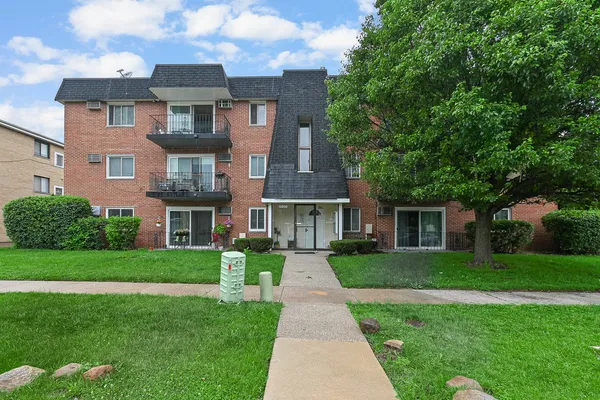 $151,900 | 12850 Crestbrook Court, Unit 10, Crestwood, IL 60418